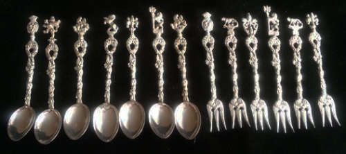 SET OF ORNATE ORNATE VINTAGE SILVER TONE TEA SPOONS AND CAKE FORKS