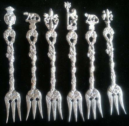 SET OF ORNATE ORNATE VINTAGE SILVER TONE TEA SPOONS AND CAKE FORKS