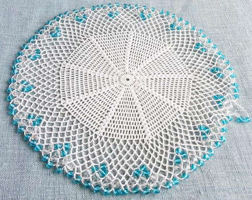 VINTAGE, WHITE HAND CROCHET DOILEY TOURQUOISE AND CLEAR WHITE GLASS BEADS