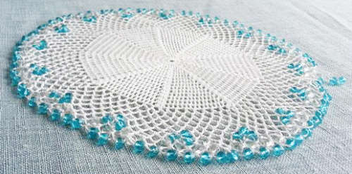 VINTAGE, WHITE HAND CROCHET DOILEY TOURQUOISE AND CLEAR WHITE GLASS BEADS