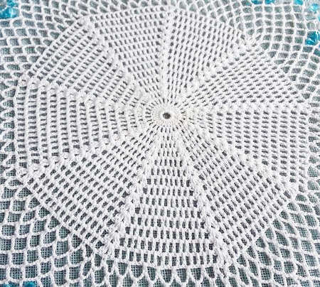 VINTAGE, WHITE HAND CROCHET DOILEY TOURQUOISE AND CLEAR WHITE GLASS BEADS