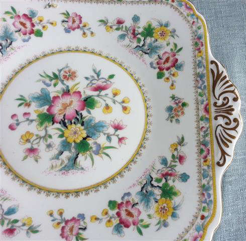 VINTAGE FOLEY FINE BONE CHINA LARGE CAKE PLATE, IN THE MING ROSE DESIGN.