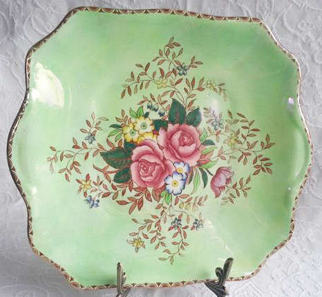 VINTAGE, HAND PAINTED, MALING LUSTRE CAKE PLATE IN THE ROSALAND DESIGN, MADE IN ENGLAND.