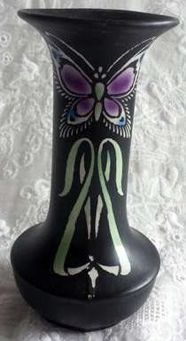 CIRCA 1916, STYLIZED  SHELLEY BUD VASE WITH TYPICAL ART NOUVEAU DESIGN...LOVELY....