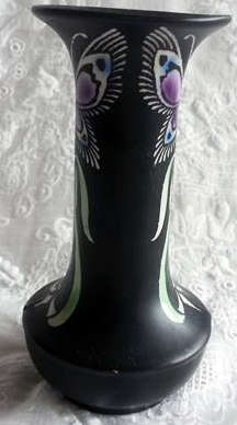 CIRCA 1916, STYLIZED  SHELLEY BUD VASE WITH TYPICAL ART NOUVEAU DESIGN...LOVELY....