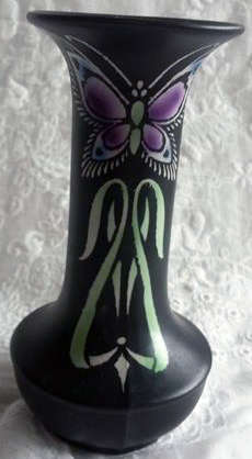CIRCA 1916, STYLIZED  SHELLEY BUD VASE WITH TYPICAL ART NOUVEAU DESIGN...LOVELY....