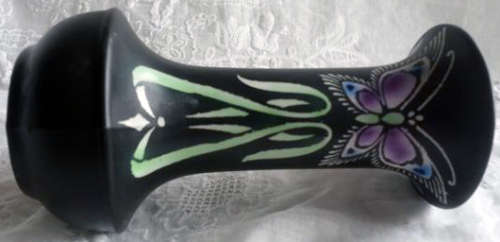 CIRCA 1916, STYLIZED  SHELLEY BUD VASE WITH TYPICAL ART NOUVEAU DESIGN...LOVELY....