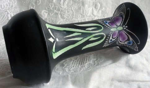 CIRCA 1916, STYLIZED  SHELLEY BUD VASE WITH TYPICAL ART NOUVEAU DESIGN...LOVELY....