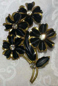 VINTAGE BROOCH, BLACK ENAMEL CLUSTER OF FLOWERS EACH PETAL WITH GILDED EDGES AND DIAMANTE CENTRES