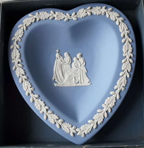 VINTAGE,  WEDGEWOOD JASPER BLUE HEART DISH WITH A RELIGIOUS SCENE, AS NEW !!!!