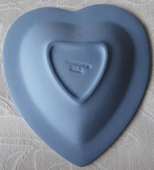 VINTAGE,  WEDGEWOOD JASPER BLUE HEART DISH WITH A RELIGIOUS SCENE, AS NEW !!!!