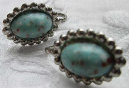 PRETTY VINTAGE, PAIR OF OVAL TORQUOISE COLOURED, SCREW ON EARINGS.