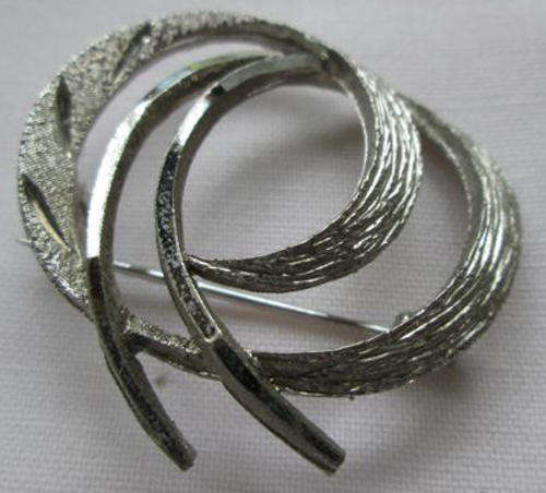 VINTAGE, SILVER TONE BROOCH WITH A ROLL OVER CLASP WORKING WELL.