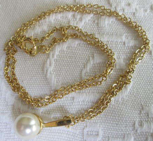 FINE GOLD TONE CHAIN WITH FAUX PEARL PENDANT