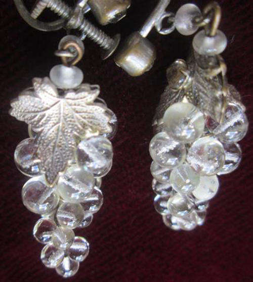 UNUSUAL......VINTAGE SCREW ON DROP EARRINGS, CLEAR GLASS BUNCHES OF GRAPES, SILVER TONE LEAVES....