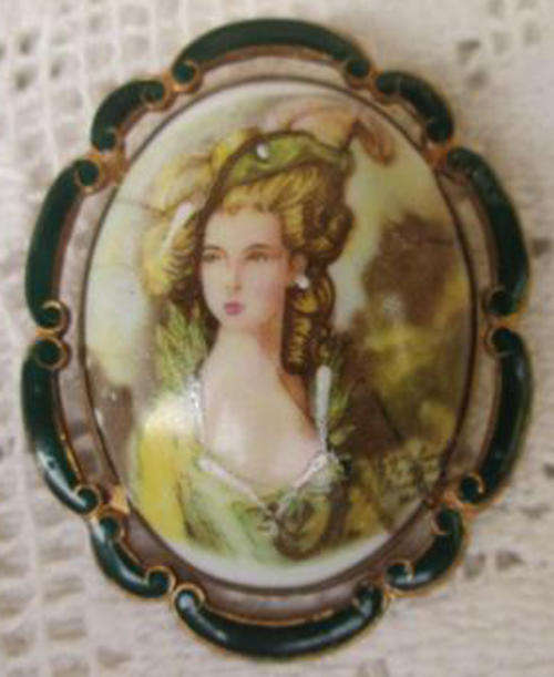 EDWARDIAN, SIGNED T.L.M. CRINOLINE LADY PORTRAIT CAMEO WITH ENAMEL DETAIL
