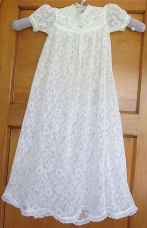 BEAUTIFUL VINTAGE LACE CHRISTENING GOWN TO FIT NEWBORN, PERFECT FOR DRESSING DOLLS OR BEARS.