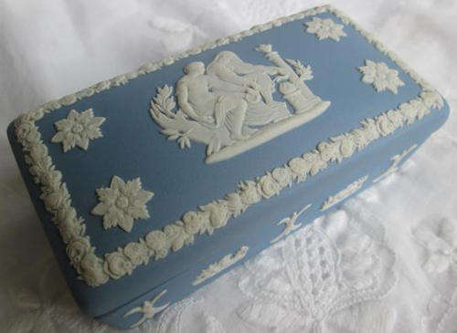PERFECT CHRISTMAS GIFT !!!   PALE BLUE WEDGEWOOD RECTANGULAR TRINKET BOX WITH COVER