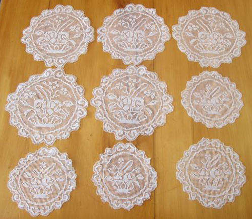 A SET OF 9 x VINTAGE FILET LACE DOILEYS WITH ROSES IN A BASKET DESIGN.