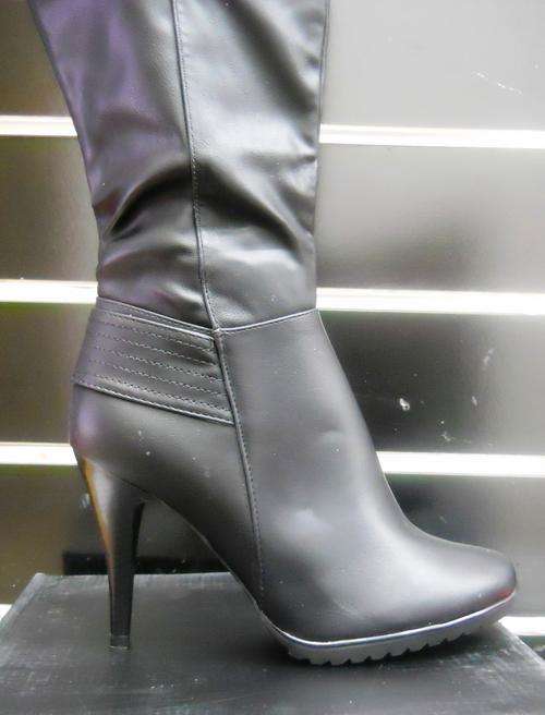 !! FIRST ON BOB !!!! ONE DAY AUCTION  !!! PREMIUM  SOTTO WINTER HEELS **  SIZE 3-8 **