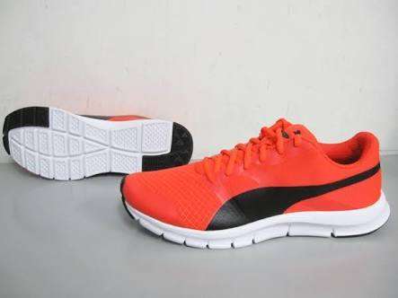 PUMA ORIGNAL FLEXRACER FOR MEN SIZE UK 9 (SA 9) !!!!!!!!!!MARKET VALUE R1399.99