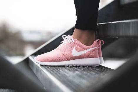 NIKE ORIGNAL ROSHE ONE FOR WOMEN SIZE UK 7 (SA 7)!!!!!MARKET VALUE R1299.99