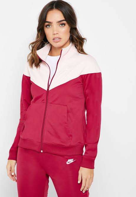 NIKE ORIGINAL FULL TRACKSUIT FOR WOMEN SIZE SMALL  !!!!!! MARKET VALUE R1499.99