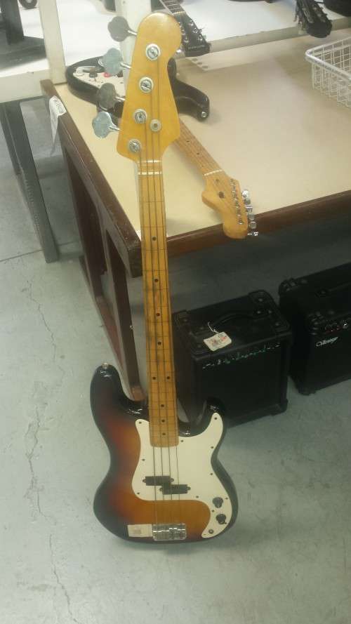 ELECTRIC BASS GUITAR