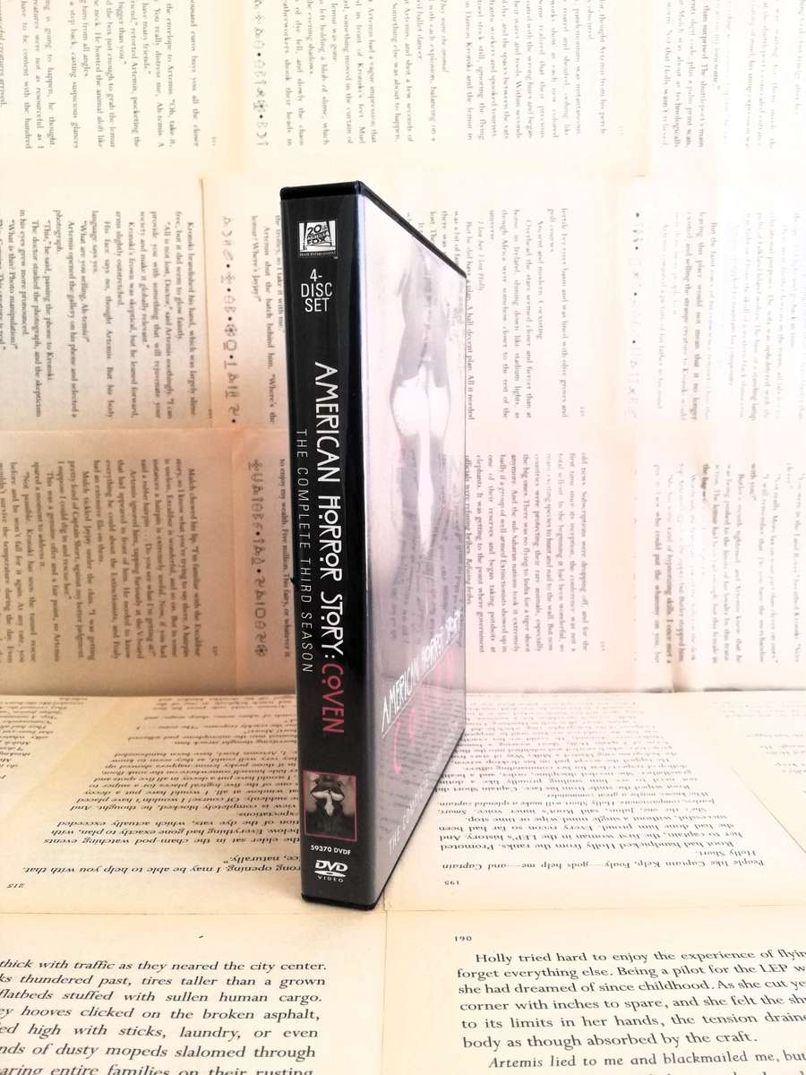 American Horror Story: Coven Season 3 [DVD]