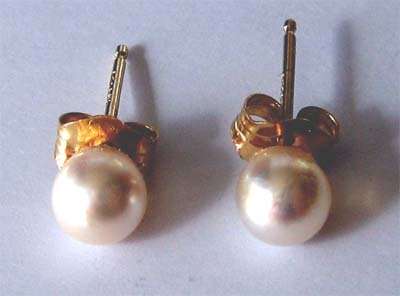 14ct solid  Gold and Genuine Culture Pearl  Earrings