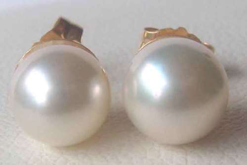 14 ct solid Gold and Genuine Cultured Pearls Stud/  Earrings