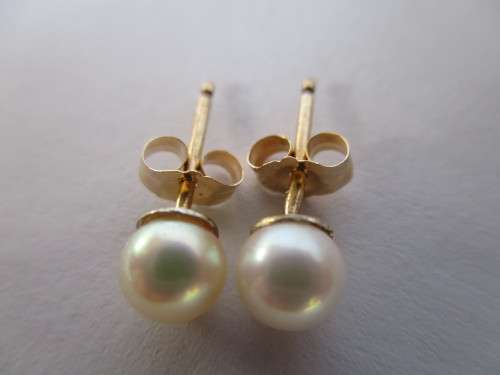 A 14ct solid Yellow Gold and Genuine White Cultured Pearls Earrings