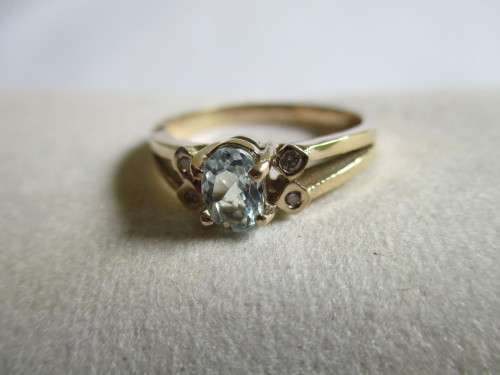 9 ct Yellow Gold Aquamarine and Diamonds Ring