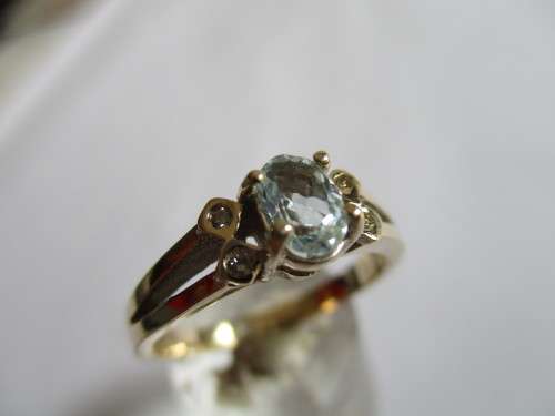 9 ct Yellow Gold Aquamarine and Diamonds Ring