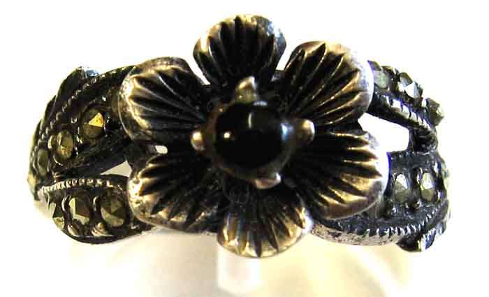 Lovely , Sterling Silver " Flower " Ring.