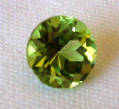 5.00 mm Round cut Peridot 0.56 cts