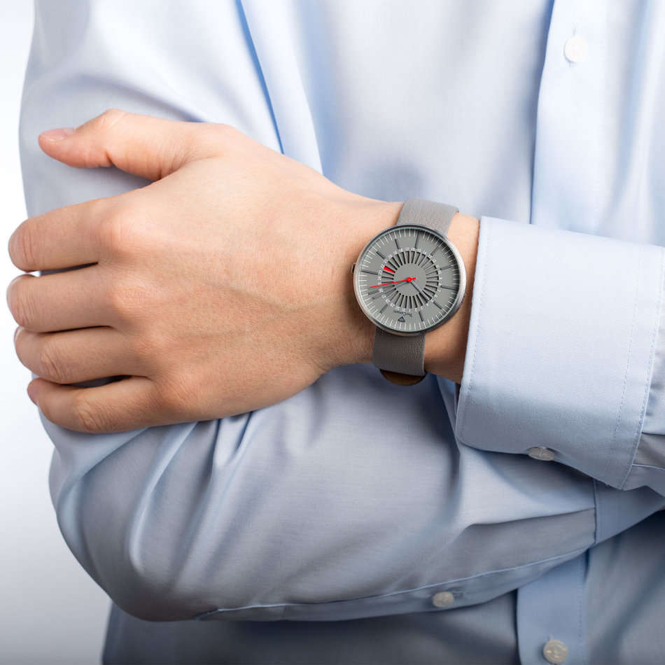 -I GENUINE I EXCLUSIVE I-  YVES CAMANI Morvan Mens Flat Stainless Steel Case Leather  Strap Watch