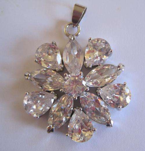Absolutely gorgeous Quartz Crystal Flower pendant!!! in 925 silver...