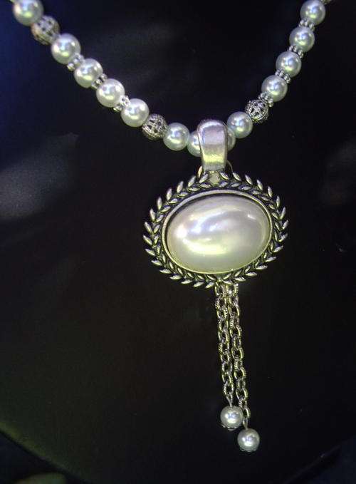 BEAUTIFUL PEARLY PENDANT, WITH PEARL DETAIL !!!