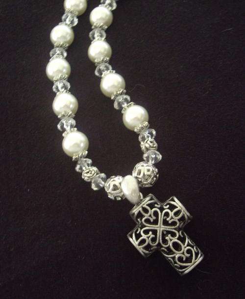 STUNNING PEARLY SPARKLY FILIGREE CROSS NECKLACE