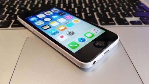 iPhone 5c 32GB White {good - dust specs under screen}