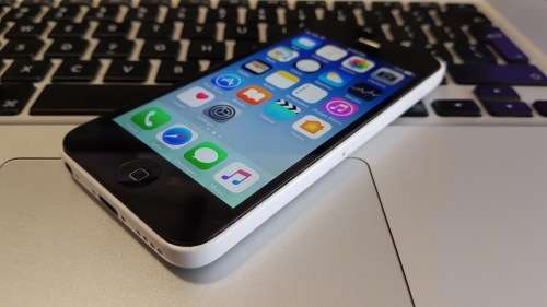 iPhone 5c 32GB White {good - dust specs under screen}