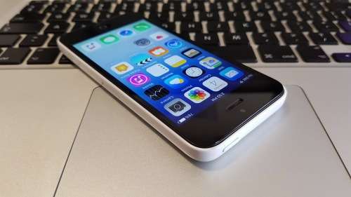 iPhone 5c 32GB White {good - dust specs under screen}