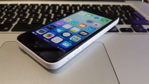 iPhone 5c 32GB White {good - dust specs under screen}