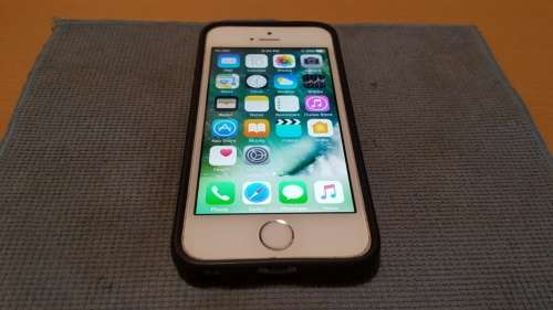 iPhone 5s 16GB Silver {Good Condition 8.5/10} (6 Month Warranty)