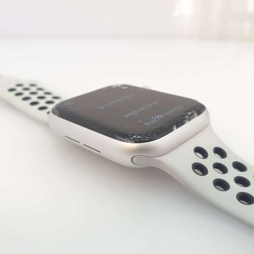 Apple Watch Series 4 Nike+ 44mm Silver - Cracked Screen