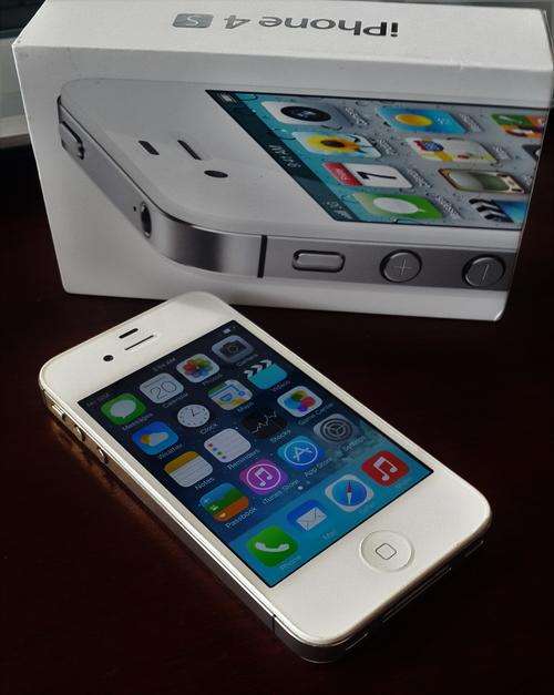 Brilliant White iPhone 4s 16gb - Free Delivery