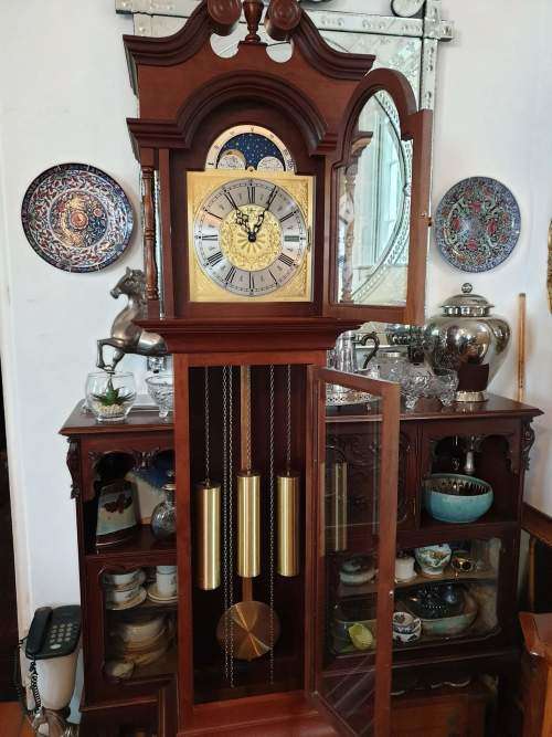 Stunning 3 Weight Chiming Pendulum Urgos Mahogany Grandfather Floor Clock. Keeps time perfectly!