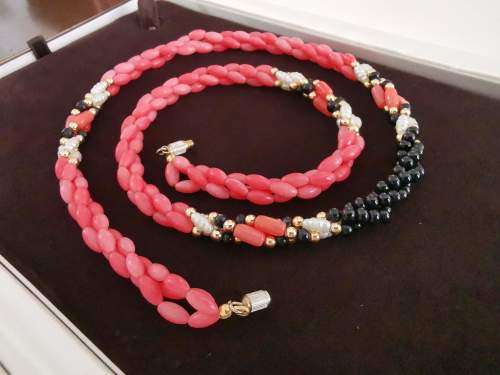 Extremely Pretty Coral Bead Necklace in box. Pristine Condition. 60cm long from clasp to clasp.