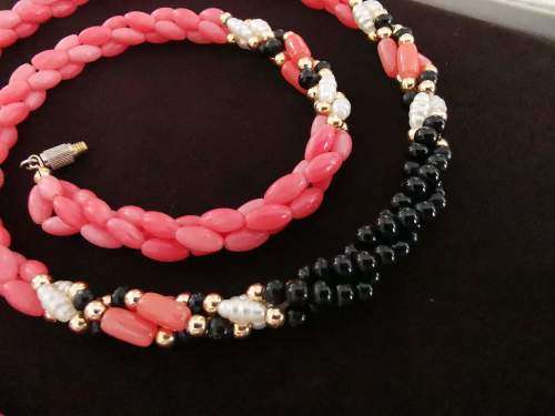 Extremely Pretty Coral Bead Necklace in box. Pristine Condition. 60cm long from clasp to clasp.